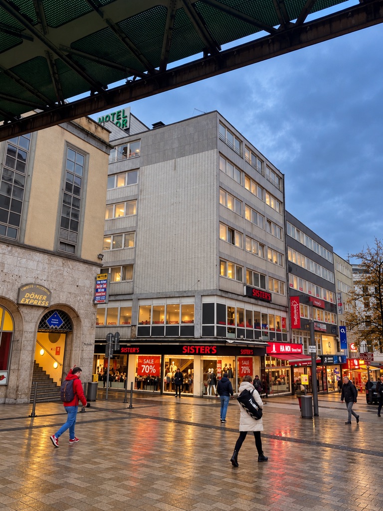 Alte Freiheit 24 in Wuppertal mit Ladenfronten und Schwebebahngerüst