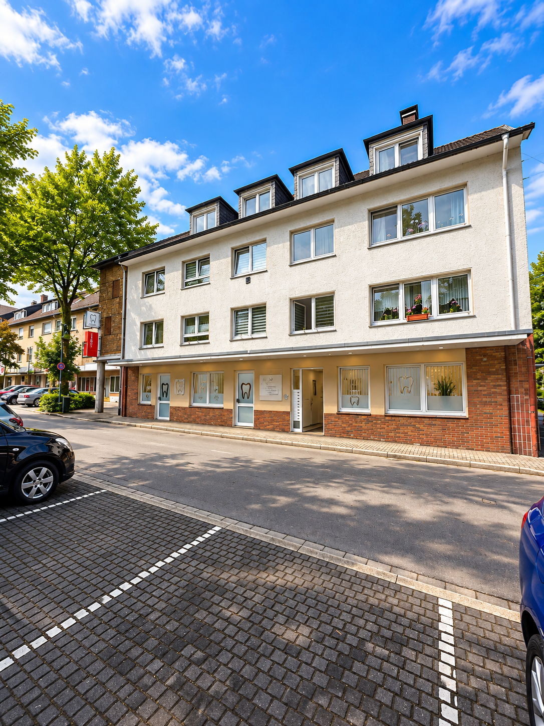 Mittelstr. 39 in Ennepetal: helle Fassade mit Dachgauben und Gewerberäumen im Erdgeschoss